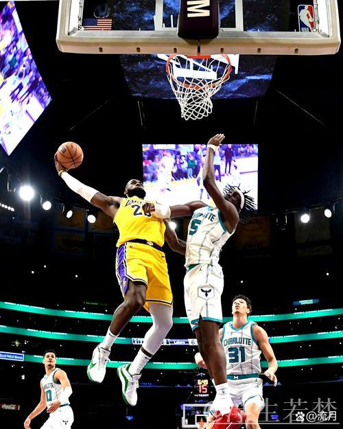 亚历山大突破重围内线挑篮命中