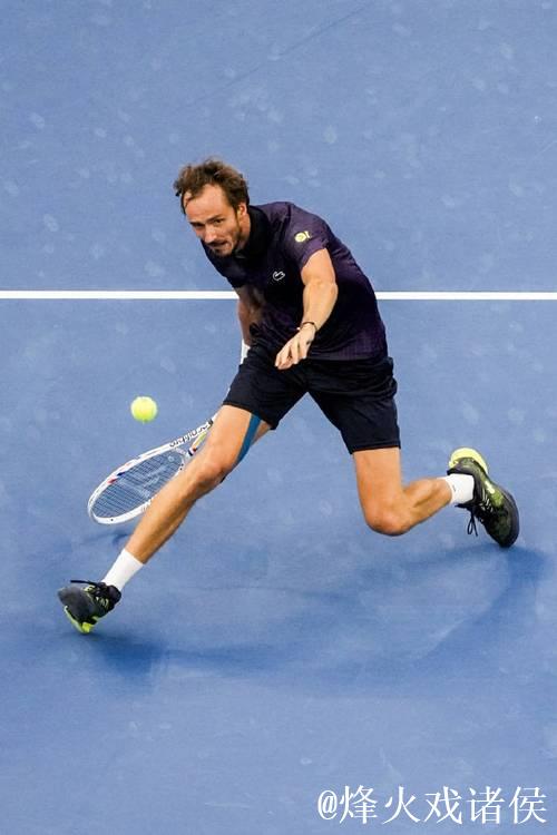 梅德韦杰夫决胜盘退赛 勒纳-钱首次闯入巡回赛决赛
